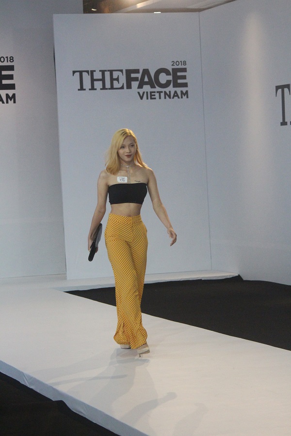 Thánh xéo xắt Nam Trung khiến thí sinh căng thẳng trong buổi casting The Face Thánh xéo xắt Nam Trung khiến thí sinh căng thẳng trong buổi casting The Face